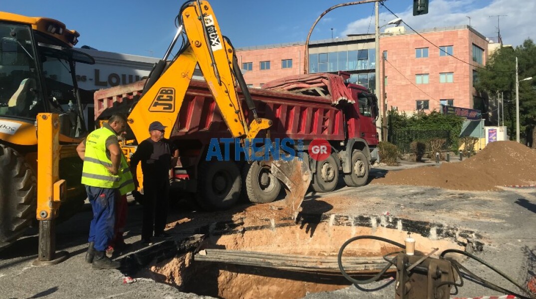 Εργασίες αποκατάστασης δρόμου στο Χαλάνδρι μετά την κακοκαιρία «Μπάλλος»