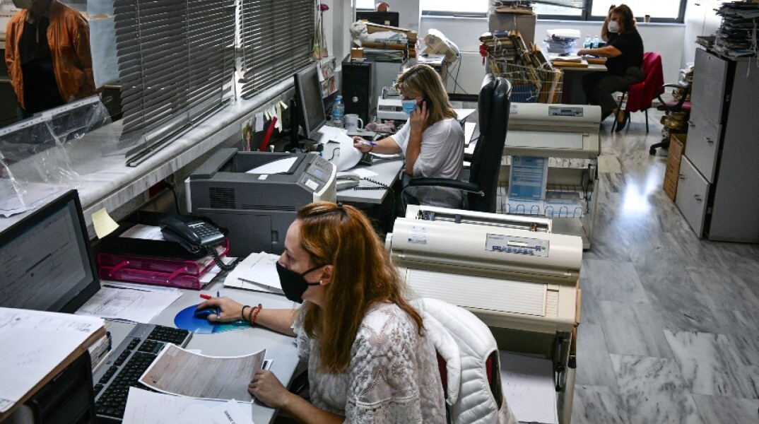 Υπάλληλοι στην εφορία