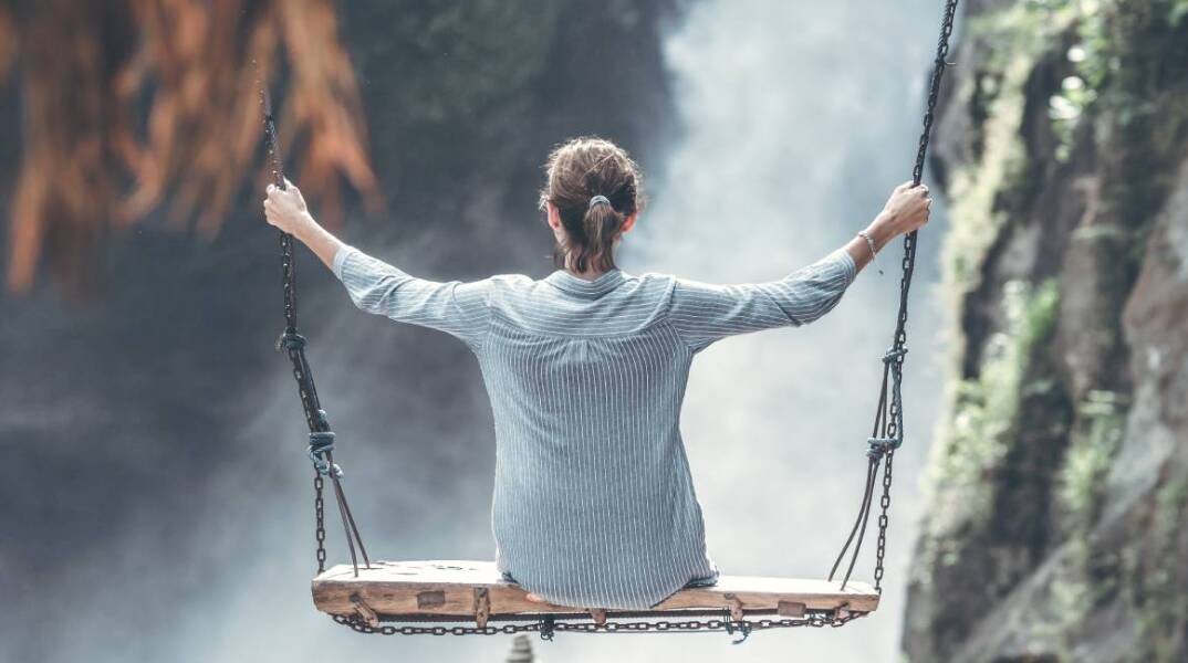 Γυναίκα κάνει κούνια ανάμεσα σε καταρράκτες