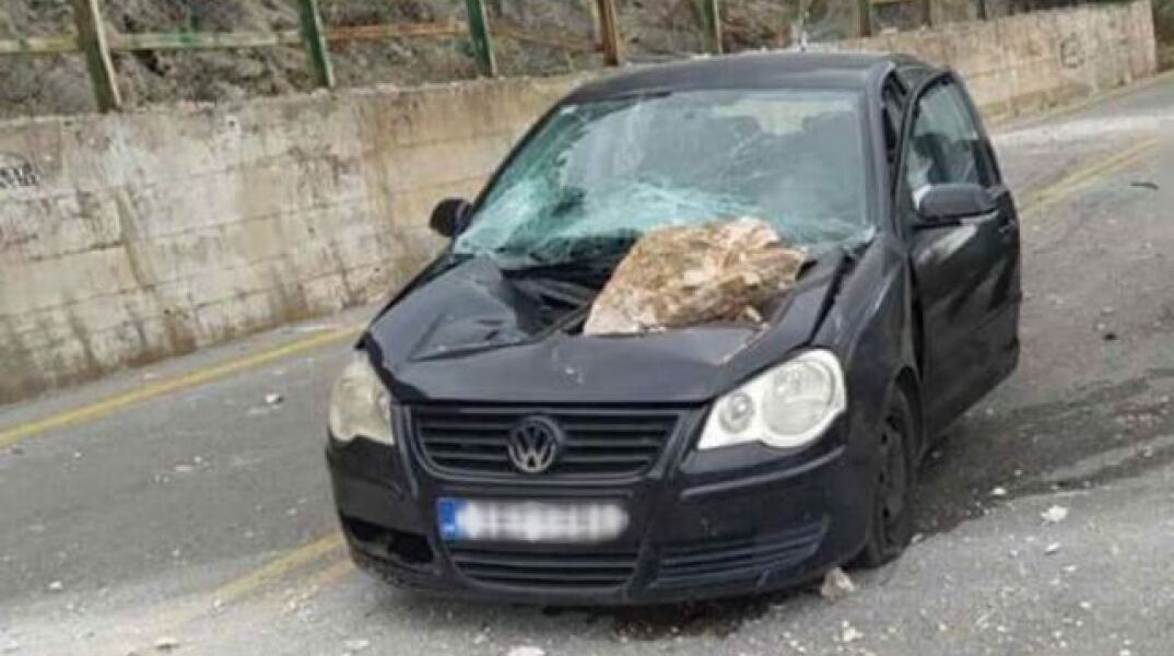 Πτώση βράχου πάνω σε αυτοκίνητο στη Λαμία