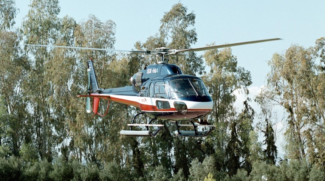 Ελικόπτερο με τρεις επιβαίνοντες προσγειώθηκε λόγω πυκνής νέφωσης σε... χωράφι