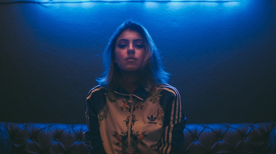 Ένα κορίτσι ποζάρει.