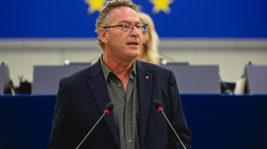 O Κώστας Αρβανίτης κατά τη διάρκεια ομιλίας του στο Ευρωκοινοβούλιο