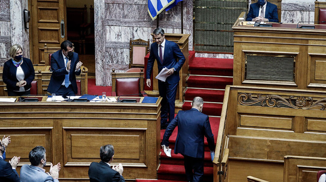 Ο πρωθυπουργός Κυριάκος Μητσοτάκης στη Βουλή απάντησε σε επίκαιρη ερώτηση του Αλέξη Τσίπρα για την πανδημία κορωνοϊού