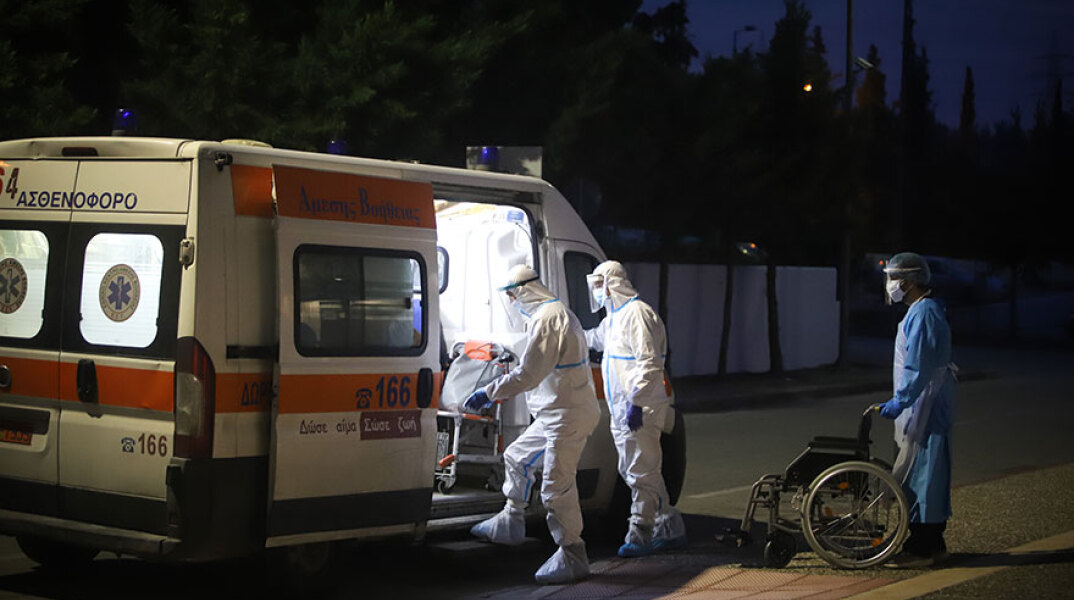 Ασθενοφόρο του ΕΚΑΒ - Έξαρση κρουσμάτων στη Βόρεια Ελλάδα με αρκετές περιοχές να έχουν τριψήφιο αριθμό