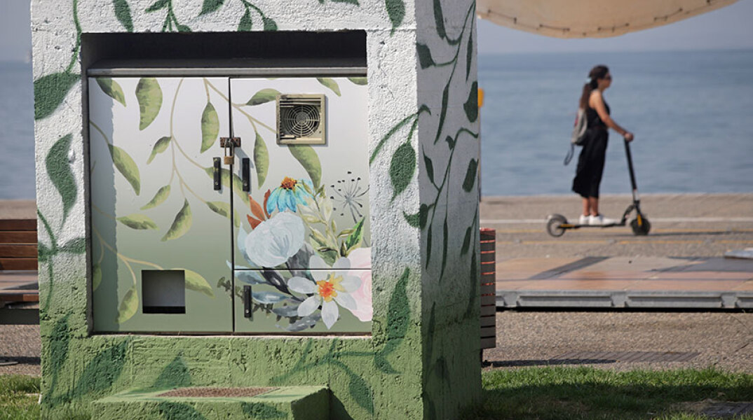 Κοπέλα με πατίνι δίπλα από ΚΑΦΑΟ στη Θεσσαλονίκη - Κοντά στις 3.500 αναμένονται τα κρούσματα σήμερα