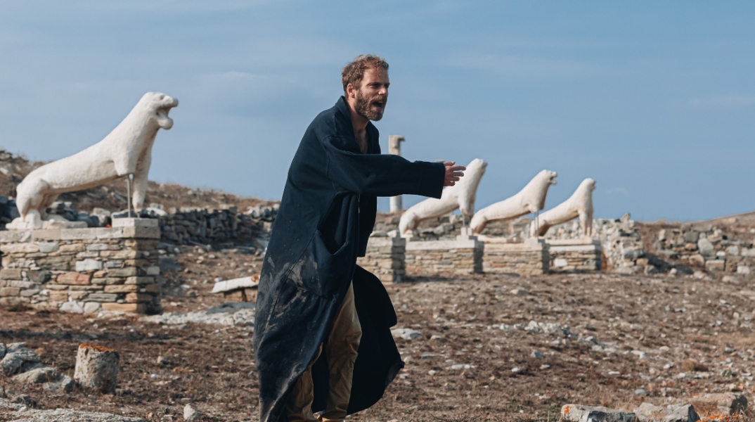 Ο Όμηρος Πουλάκης στην παράσταση "Εξαγωγή - Έξοδος" στην Αγορά Κομπεταλιαστών στη Δήλο στο πλαίσιο του προγράμματος Όλη η Ελλάδα ένας πολιτισμός