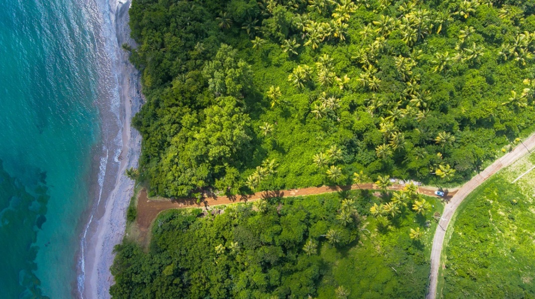Φωτογραφία από drone που απεικονίζει μια θάλασσα. 