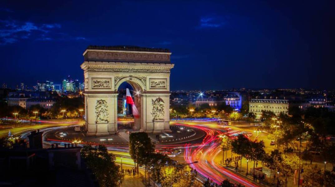 Το μνημείο της Αψίδας του Θριάμβου στο κέντρο του Παρισιού