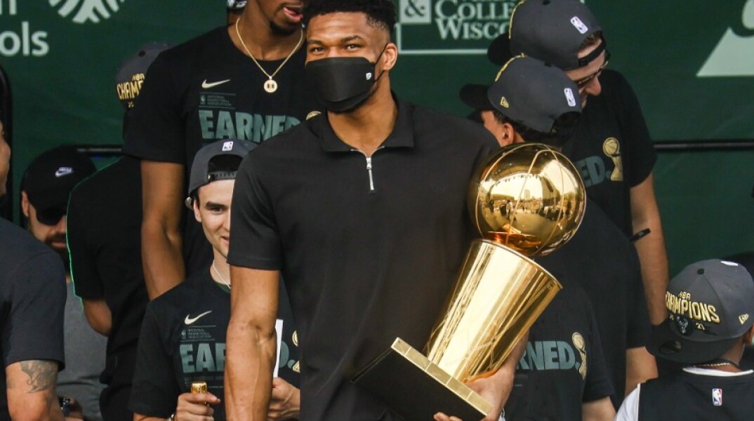 Ο Γιάννης Αντετοκούνμπο με το τρόπαιο του ΝΒΑ