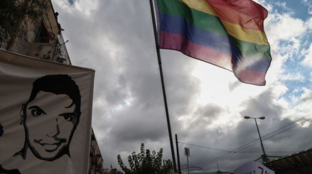 Σημαία με το πρόσωπο του δολοφονημένου Ζακ Κωστόπουλου στο Athens Pride