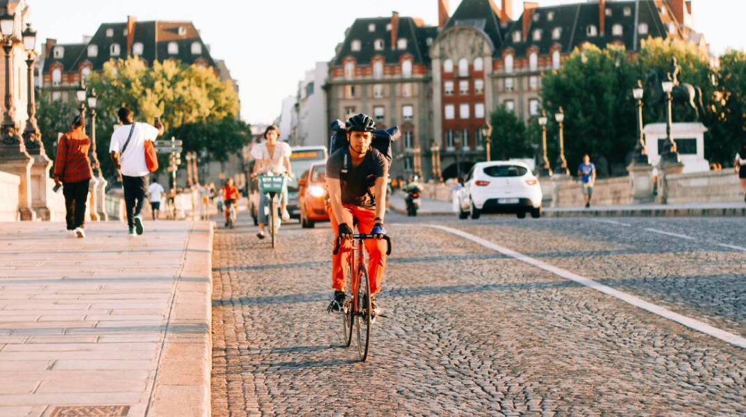 Ποδηλάτης σε δρόμο του Παρισιού