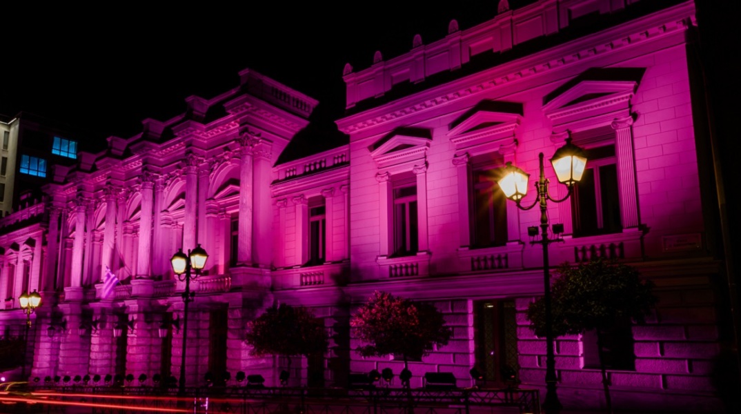 Η Estée Lauder φωταγώγησε ροζ το κτήριο του Εθνικού Θεάτρου, στο πλαίσιο της εκστρατείας ενημέρωσης για τον Καρκίνο του Μαστού.  