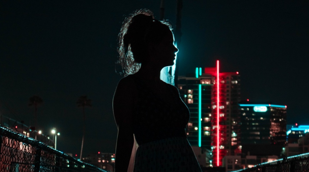 Ενα κορίτσι το βράδυ.