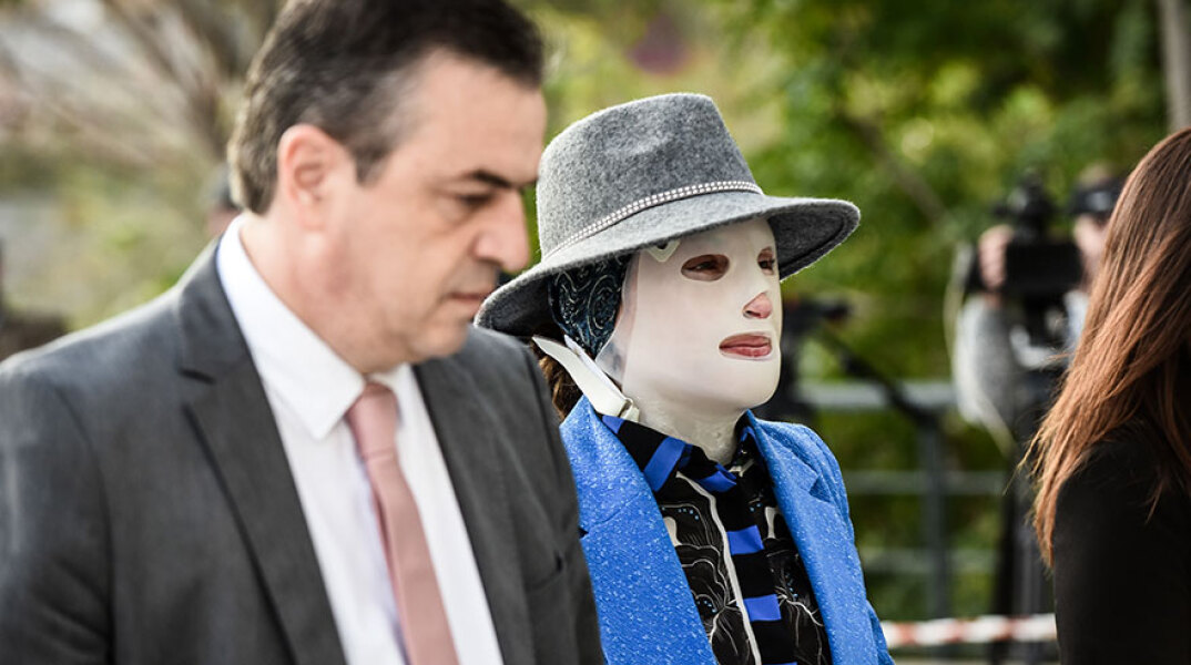 Η Ιωάννα Παλιοσπύρου με την ειδική μάσκα για τα τραύματά της προσέρχεται στη δίκη για την επίθεση με βιτριόλι