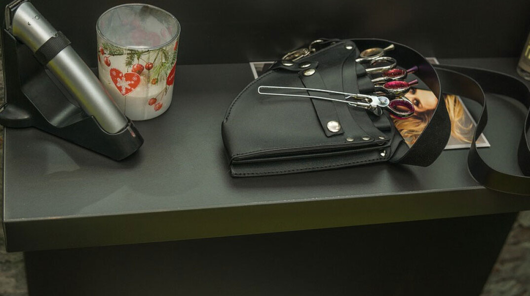 Κομμωτήριο (ΦΩΤΟ ΑΡΧΕΙΟΥ) - Αρνητής του εμβολίου στη Θεσσαλονίκη υπέβαλε μήνυση σε ιδιοκτήτρια, επειδή δεν τον κούρεψαν