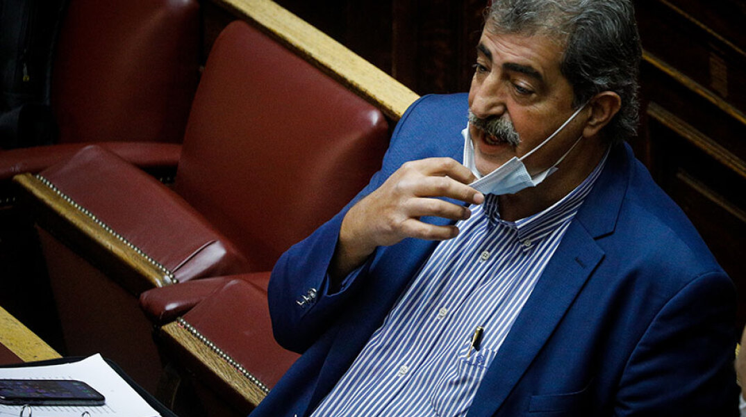 Ο Παύλος Πολάκης με κατεβασμένη τη μάσκα για κορωνοϊό στη Βουλή - Ο πρώην υπουργός του ΣΥΡΙΖΑ επιτέθηκε στον Σωτήρη Τσιόδρα για τους νεκρούς της πανδημίας