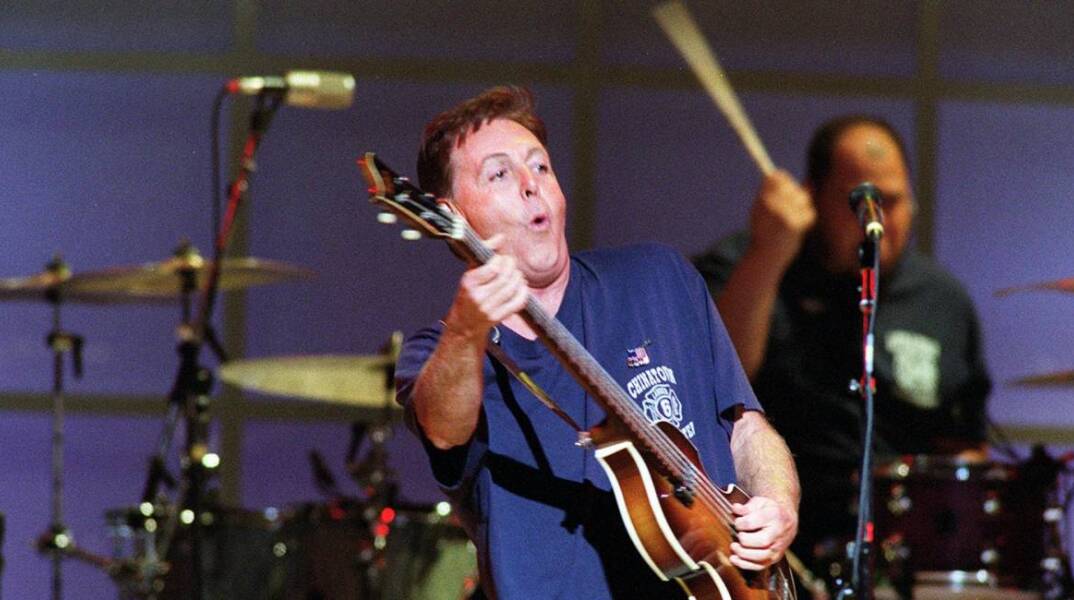 Ο Sir Paul McCartney παίζει κατά τη διάρκεια του "Concert for New York City" στη Madison Square Garden στις 20 Οκτωβρίου 2001