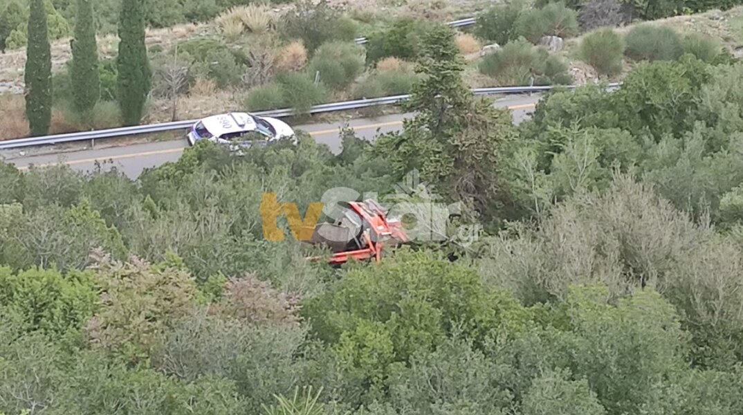 Λιβαδειά: Φορτηγό έπεσε σε γκρεμό 60 μέτρων – Ένας νεκρός και ένας τραυματίας 