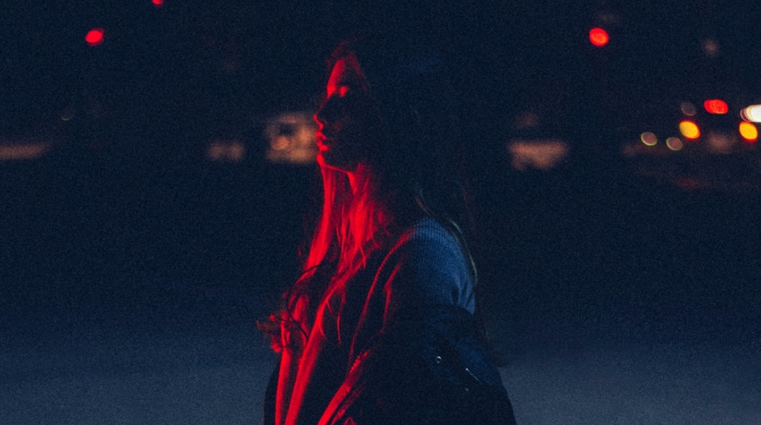 Ένα κορίτσι ποζάρει