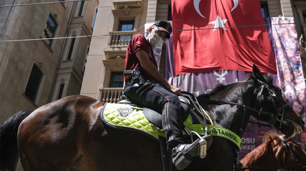 Έφιππος αστυνομικός στην Κωνσταντινούπολη (ΦΩΤΟ ΑΡΧΕΙΟΥ) - Έξαλλος ο Ερντογάν με ξένους πρεσβευτές που στηρίζουν τον Οσμάν Καβαλά