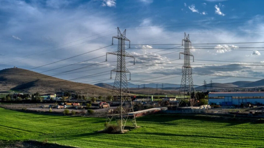 Πυλώνες ηλεκτρικού ρεύματος (ΦΩΤΟ ΑΡΧΕΙΟΥ) - Δημιουργείται τετραψήφιος αριθμός για άμεση επανασύνδεση της ηλεκτροδότησης σε ευάλωτα νοικοκυριά