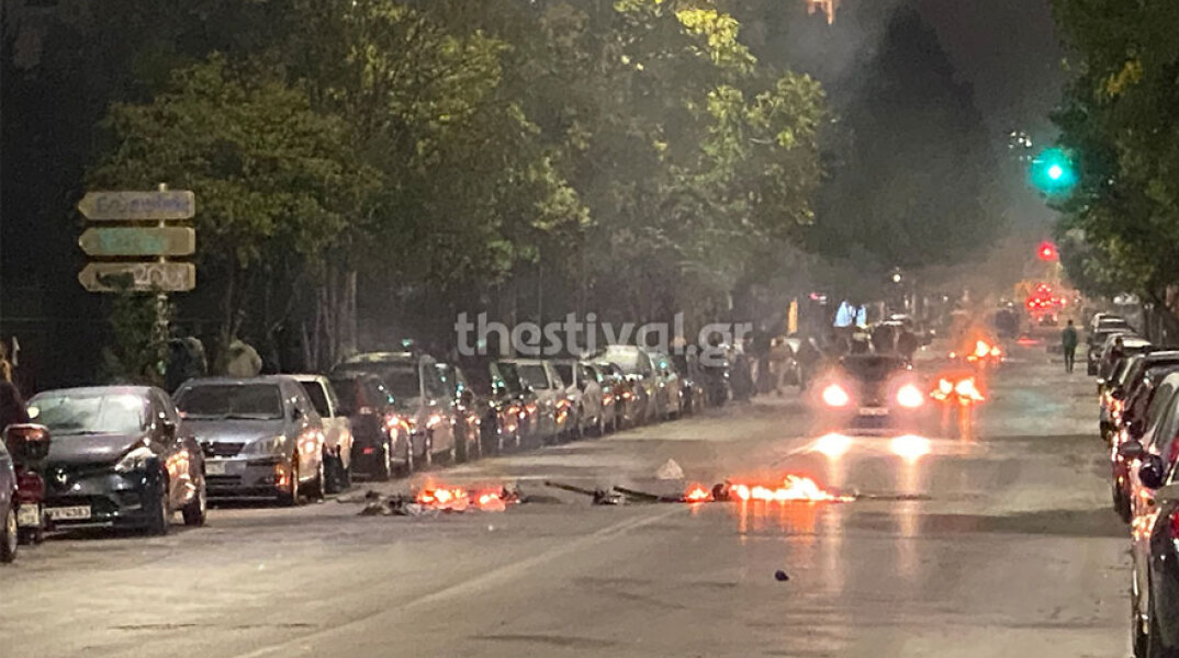 Θεσσαλονίκη: Επεισόδια στο ΑΠΘ, όταν κουκουλοφόροι έριξαν μολότοφ σε διμοιρία των ΜΑΤ κοντά στο τουρκικό προξενείο