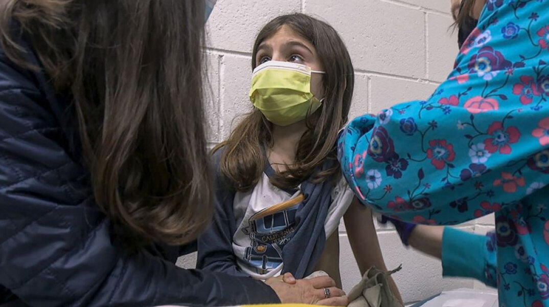 Παιδί κάνει το εμβόλιο Pfizer/BioNTech σε εμβολιαστικό κέντρο στις ΗΠΑ - Ξεπερνά το 90% η αποτελεσματικότητα κατά της Covid-19, σύμφωνα με νέα στοιχεία