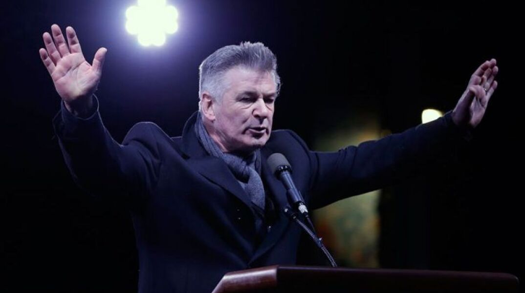 «Δεν φταίει ο Μπάλντουιν για τον πυροβολισμό της κόρης μου, άλλοι έχουν ευθύνη», λεει ο πατέρας της κινηματογραφίστριας