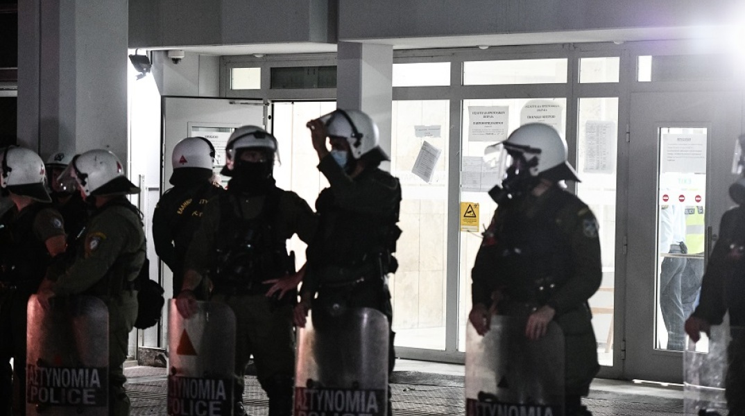 Πέραμα: 	Σε τακτικό ανακριτή για να απολογηθούν την Τετάρτη 27/10 παρέπεμψε ο εισαγγελέας τους επτά αστυνομικούς