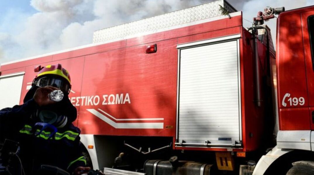 φωτιά τώρα σε μάντρα αυτοκινήτων στο Μαρούσι 