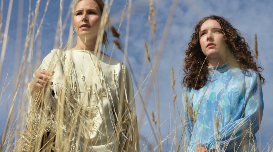 Οι τραγουδίστριες Julia Logan και Nina Persson