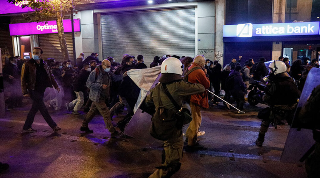 Ένταση σε διαδήλωση στην Αθήνα για την αιματηρή καταδίωξη στο Πέραμα και τον θάνατο του 20χρονου Ρομά