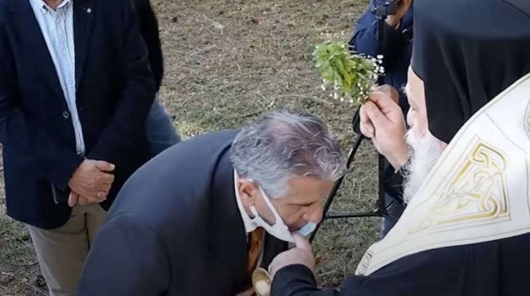 Ο μητροπολίτης Γρεβενών κατεβάζει με το δάχτυλο τις μάσκες για να φιλήσουν τον σταυρό στον αγιασμό