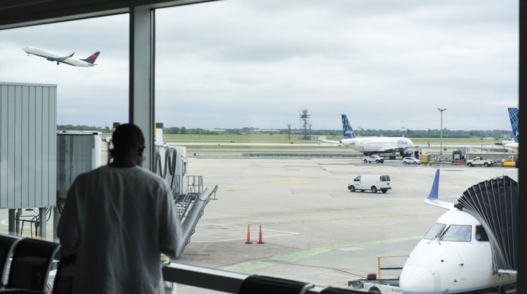 Το αεροδρόμιο JFK στη Νέα Υόρκη - Παύουν να ισχύουν στις ΗΠΑ τα περισσότερα περιοριστικά μέτρα στα ταξίδια από το εξωτερικό