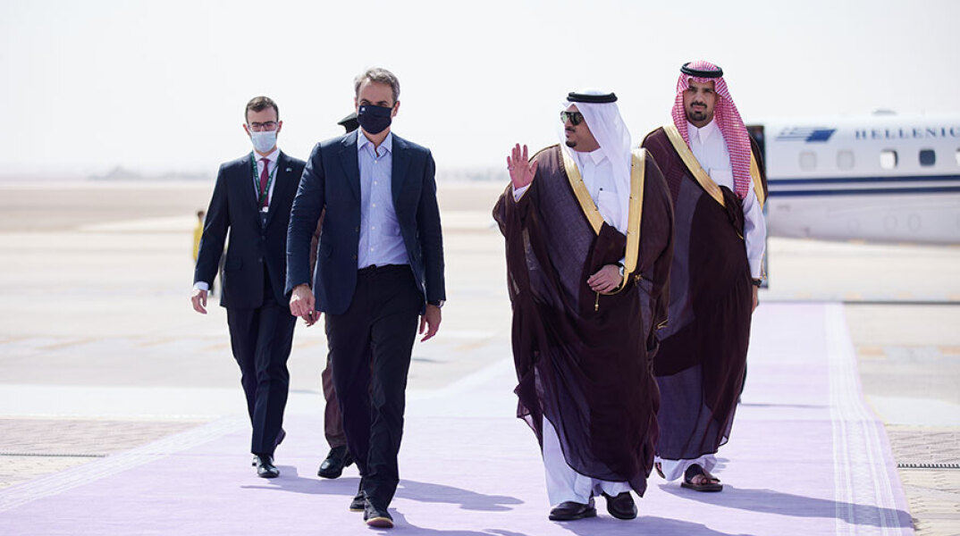 Ο Κυριάκος Μητσοτάκης στη Σαουδική Αραβία προανήγγειλε επενδύσεις δισ. ευρώ για την πράσινη μετάβαση στην Ελλάδα