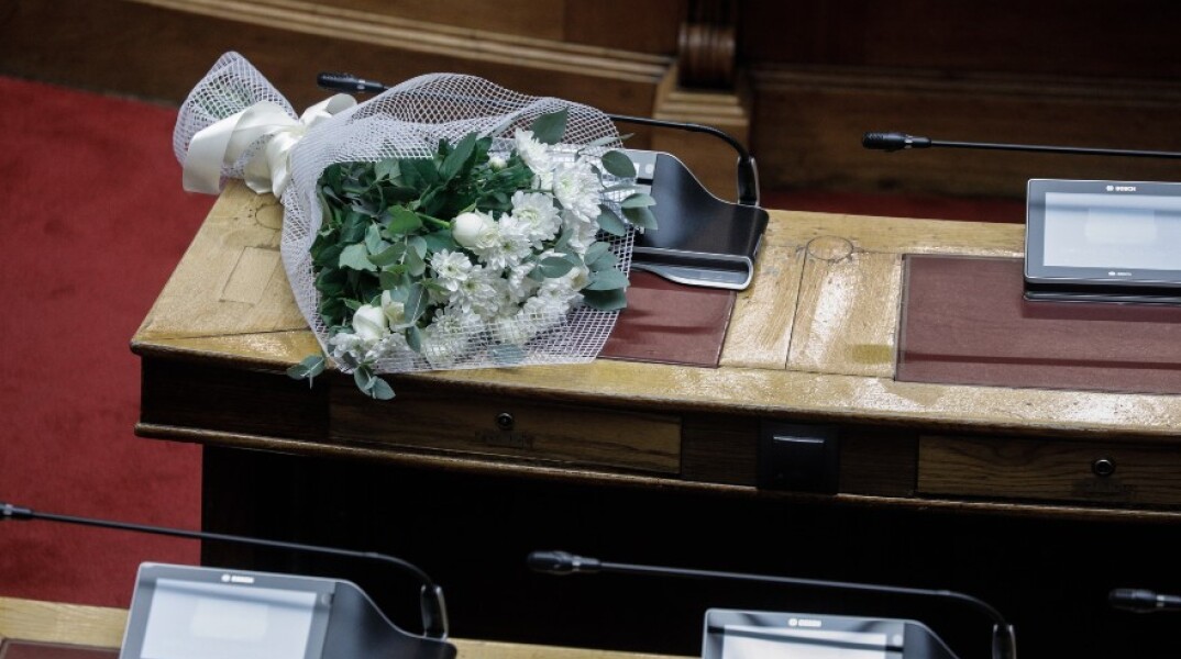 Εικόνες από το έδρανο της Φώφης Γεννηματά με τα λουλούδια σε ένδειξη πένθους