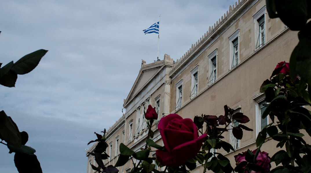 Μεσίστια η ελληνική σημαία στη Βουλή για τη Φώφη Γεννηματά που πέθανε σε ηλικία 56 ετών