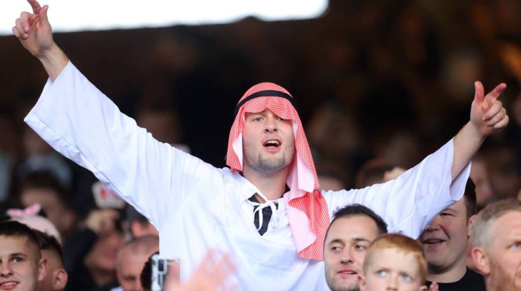 Φίλαθλος της Newcastle United ντυμένος Σαουδάραβας στον αγώνα με την Crystal Palace