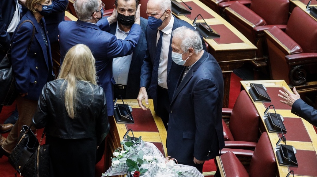 Ο Κώστας Τασούλας παρηγορεί τον Βασίλη Κεγκέρογλου