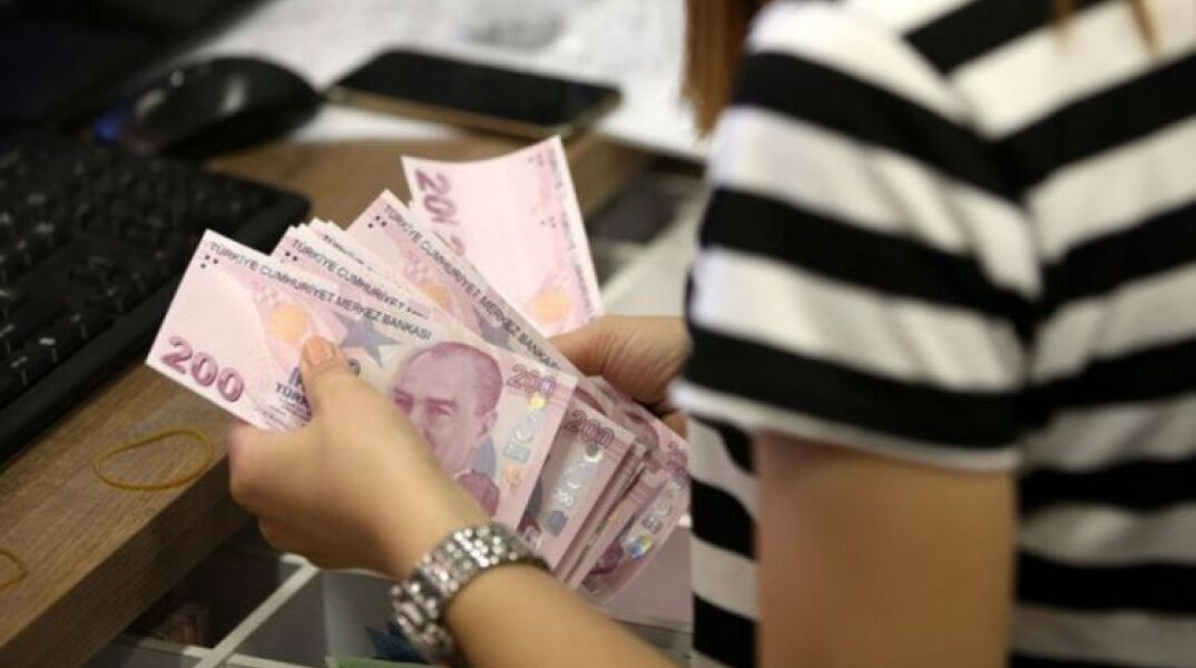 Η τουρκική λίρα βυθίζεται μετά τις απειλές Ερντογάν προς τους 10 πρεσβευτές