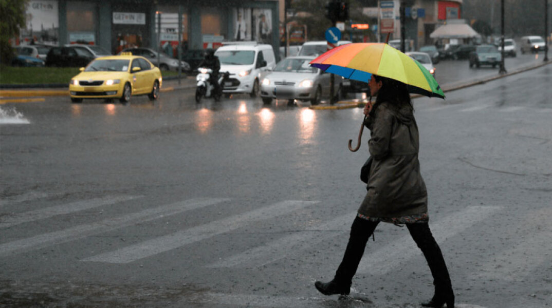 Γυναίκα με ομπρέλα στη βροχή (ΦΩΤΟ ΑΡΧΕΙΟΥ) - Βροχερός ο καιρός σήμερα Τρίτη 26 Οκτωβρίου 2021