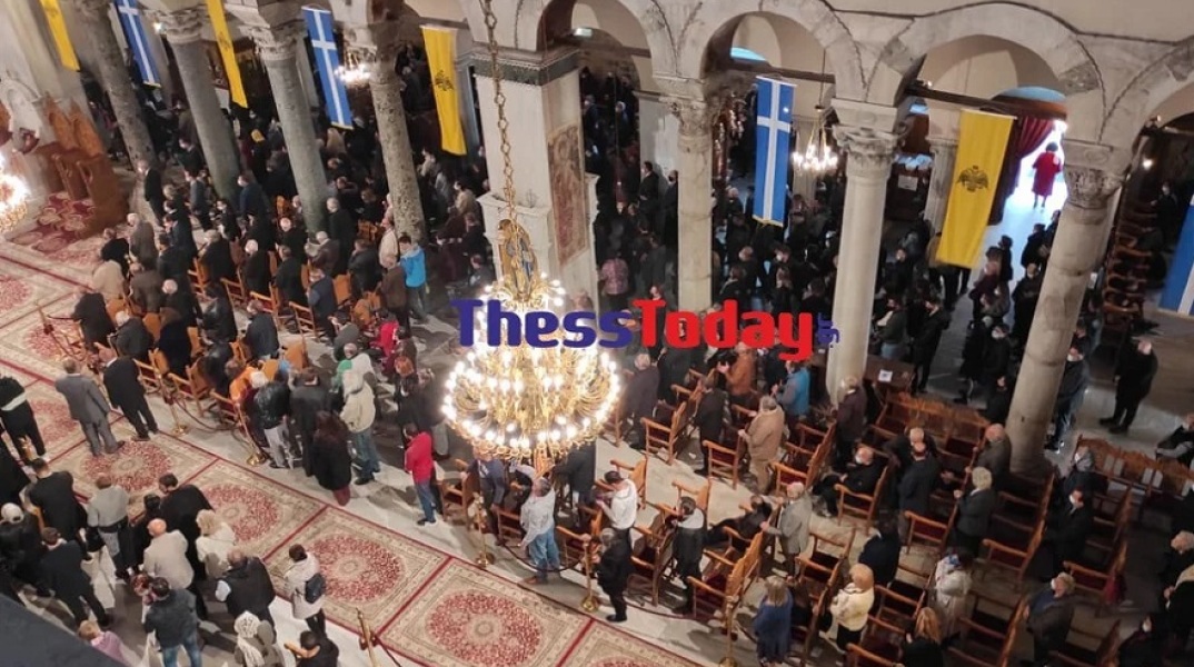 Βγάζουν τις μάσκες για να φιλήσουν την εικόνα του Αγίου Δημητρίου στη Θεσσαλονίκη