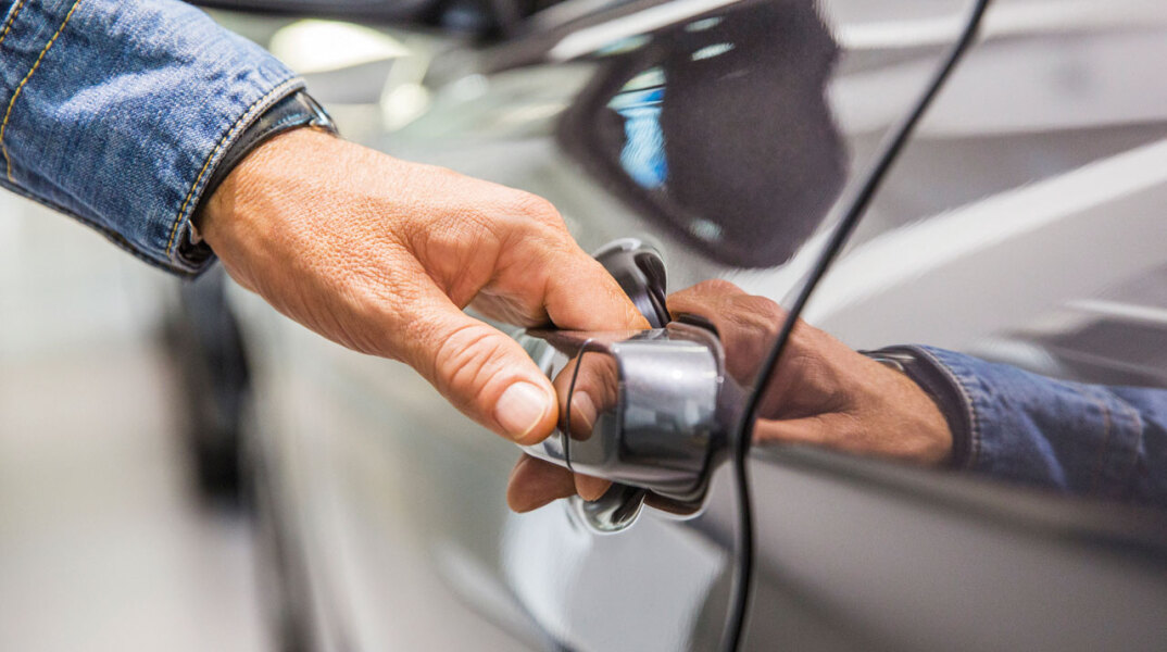 Χέρι ανοίγει πόρτα αυτοκινήτου