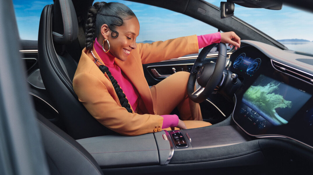 Μελαμψή γυναίκα σε αυτοκίνητο