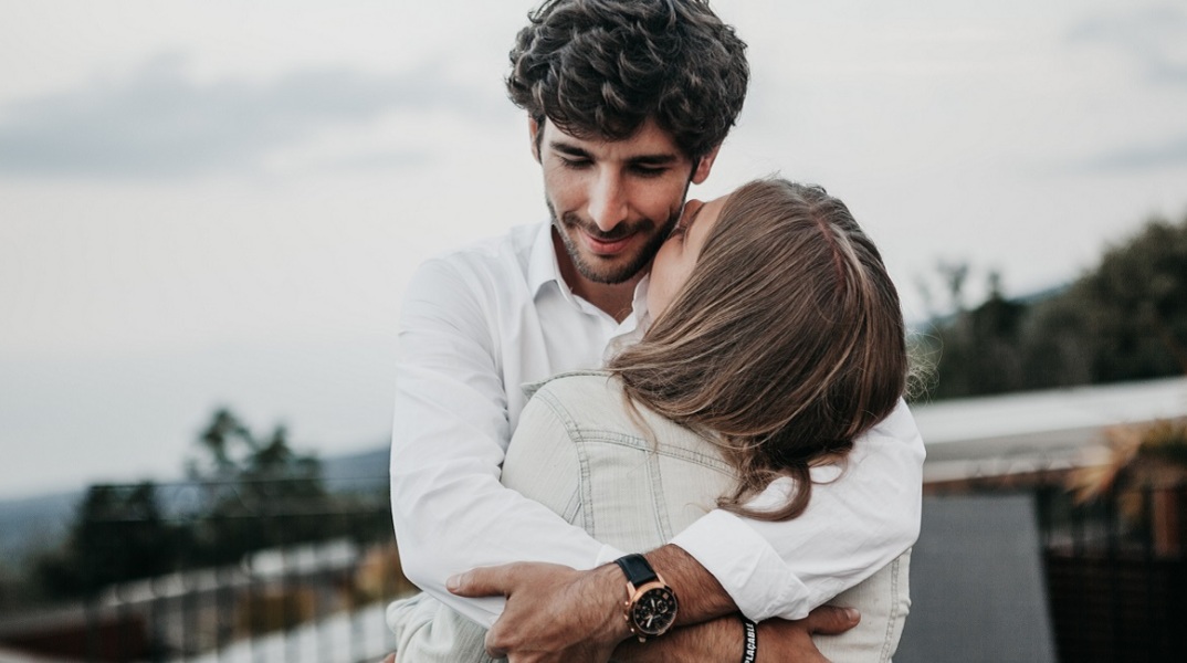 Ενα ζευγάρι είναι αγκαλιασμένο