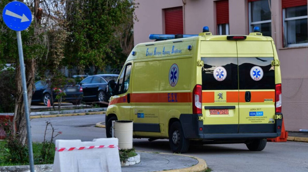 Ασθενοφόρο ΕΚΑΒ (ΦΩΤΟ ΑΡΧΕΙΟΥ) - Νεκρός 18χρονος που οδηγούσε «γουρούνα» στη Θεσσαλονίκη