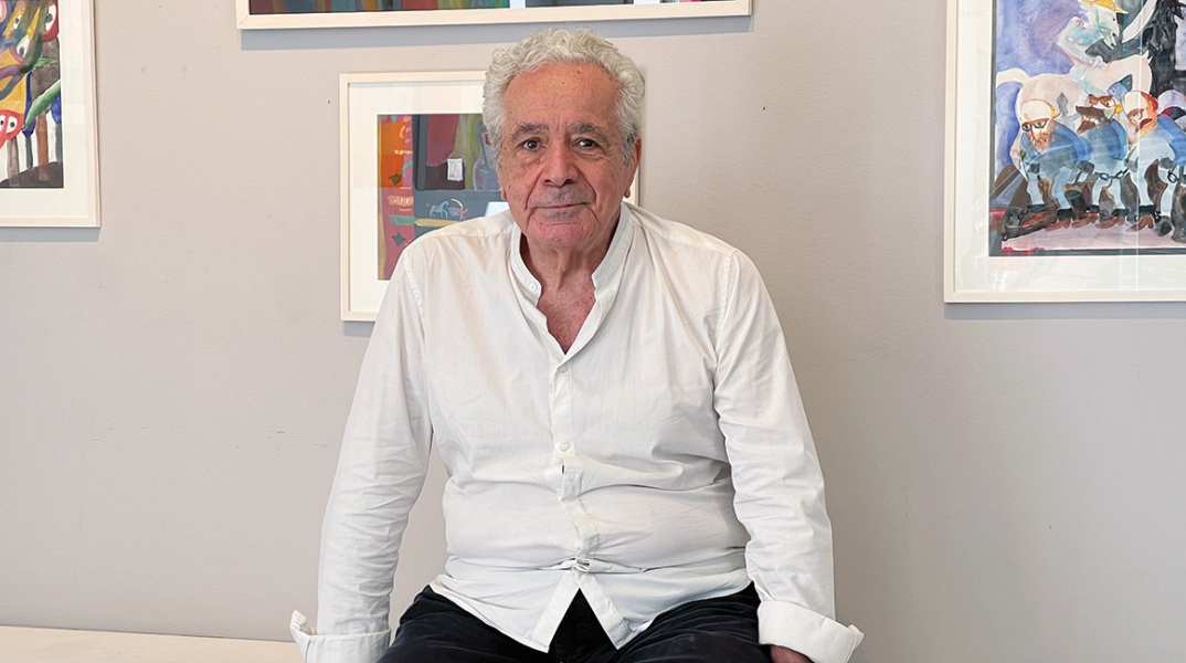 Ο Αλέξης Κυριτσόπουλος στη Γκαλερί Σκουφά, στο στήσιμο της έκθεσης «Οι φαντασίες του Δον Κιχώτη» 