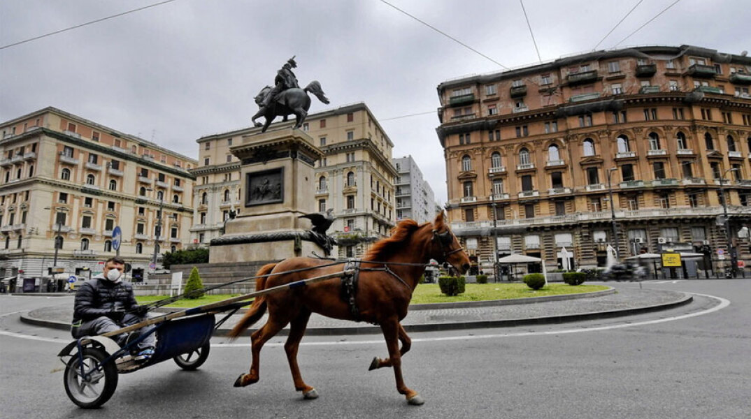 Νεαρός με μάσκα για τον κορωνοϊό οδηγεί άμαξα στην Ιταλία