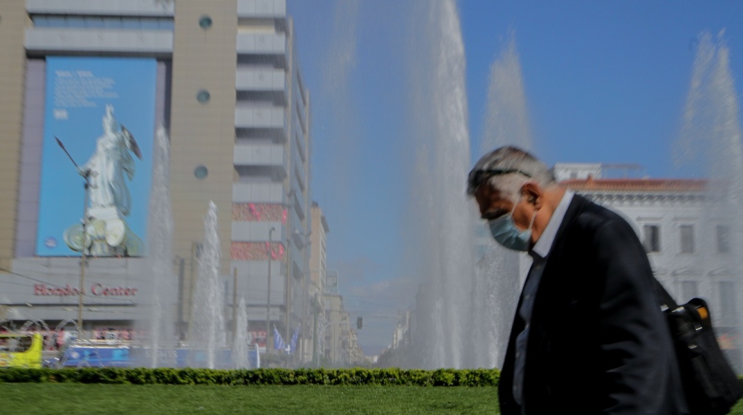 Στιγμιότυπα από την καθημερινότητα στο κέντρο της Αθήνας